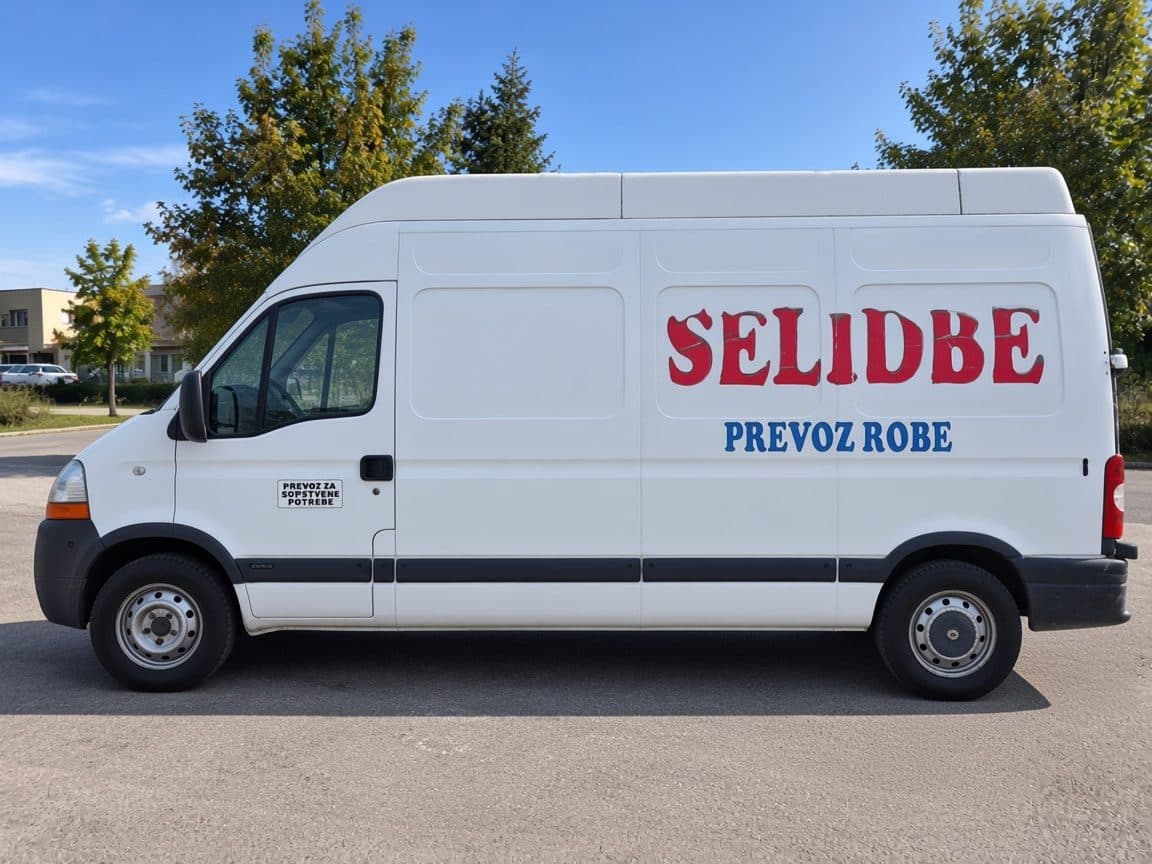 Beli kombi, bočni prikaz tovarnog vozila